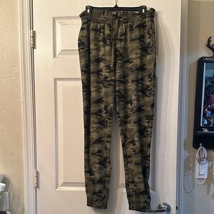 No Boundaries Green Camo Sweatpants